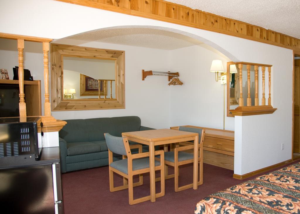 North Country Inn & Suites Mandan Экстерьер фото