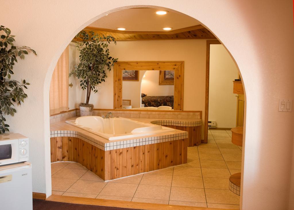 North Country Inn & Suites Mandan Экстерьер фото